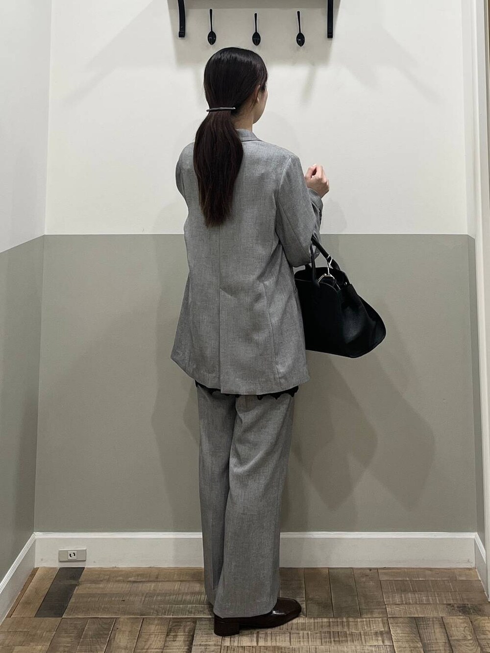 ブラック系のキャミソール、ブラック系のノーカラージャケット、ブラック系のその他パンツを着用したレディースの春コーディネートの7枚目の写真