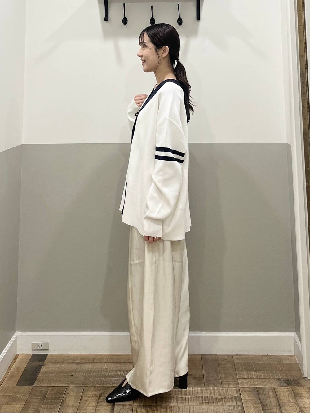 ブラック系のカーディガン/ボレロ、ホワイト系のその他パンツ、ブラック系のパンプスを着用したレディースの春コーディネートの5枚目の写真