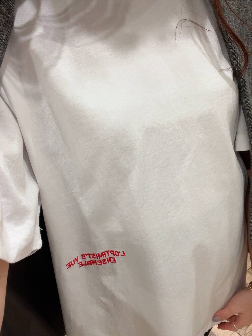 ブラック系のスカート、ブラック系のテーラードジャケット、ブラック系のショルダーバッグを着用したレディースの冬コーディネートの2枚目の写真