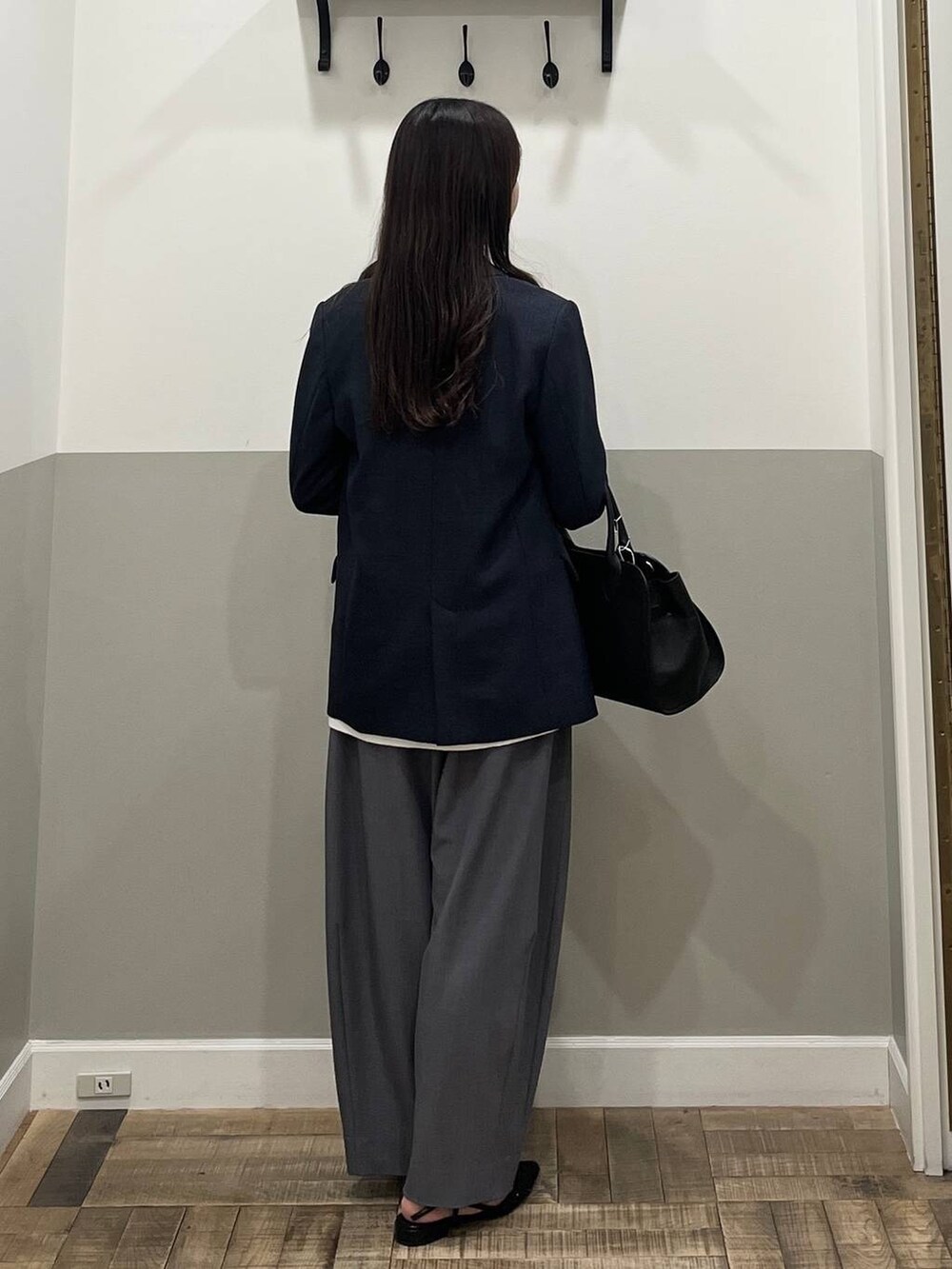 グレー系のスラックス、ブルー系のテーラードジャケット、ホワイト系のTシャツ/カットソーを着用したレディースの冬コーディネートの7枚目の写真