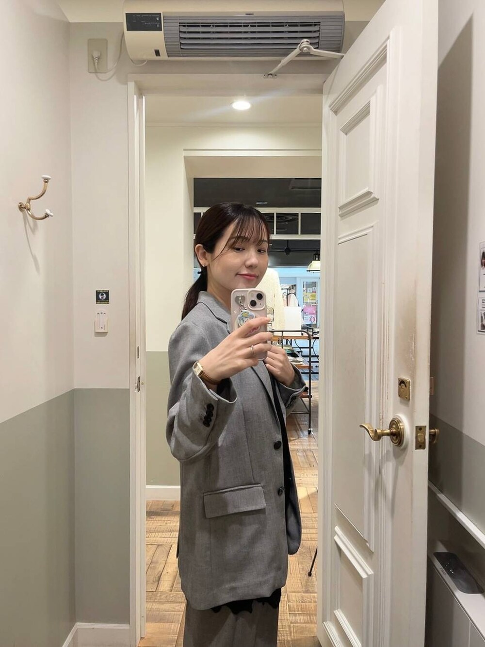 ブラック系のキャミソール、ブラック系のノーカラージャケット、ブラック系のその他パンツを着用したレディースの春コーディネートの3枚目の写真