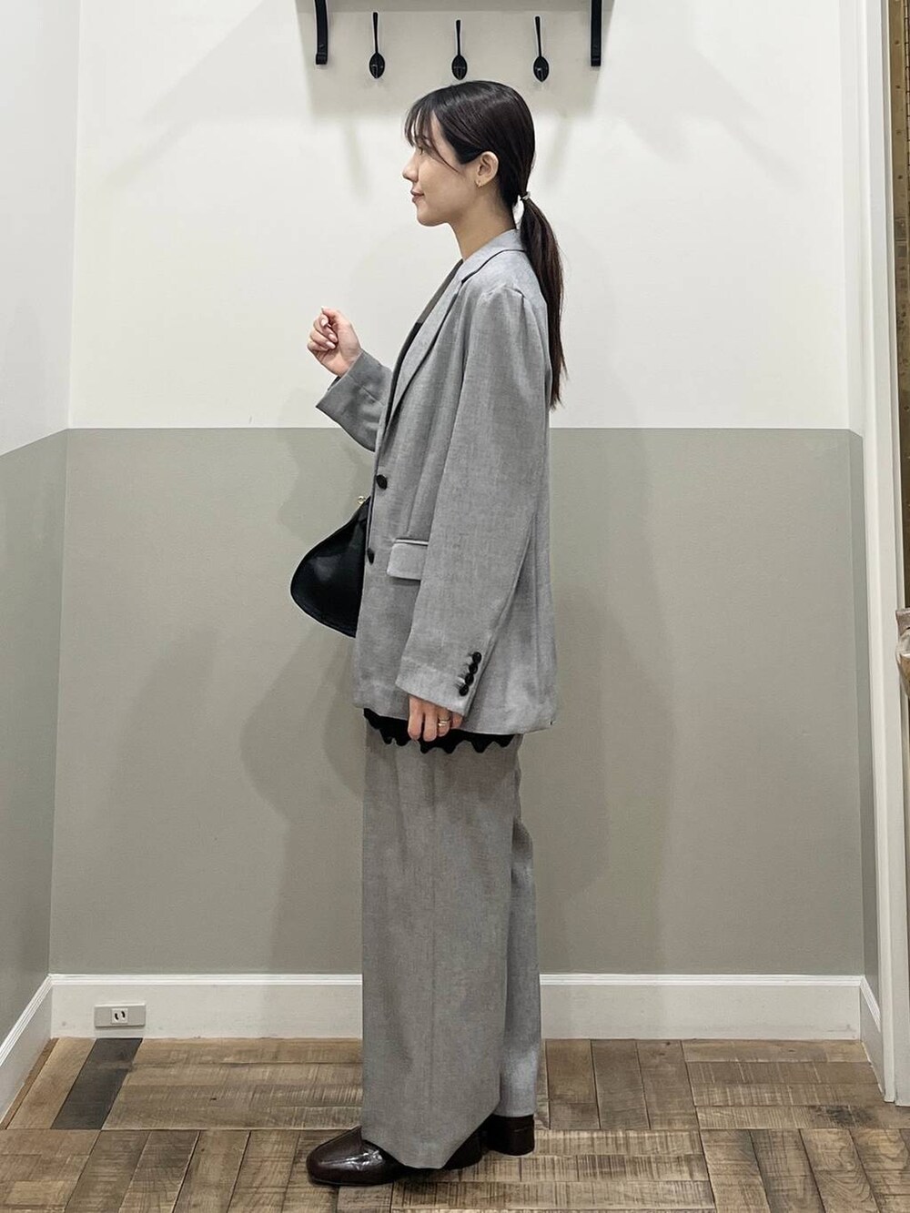 ブラック系のキャミソール、ブラック系のノーカラージャケット、ブラック系のその他パンツを着用したレディースの春コーディネートの6枚目の写真