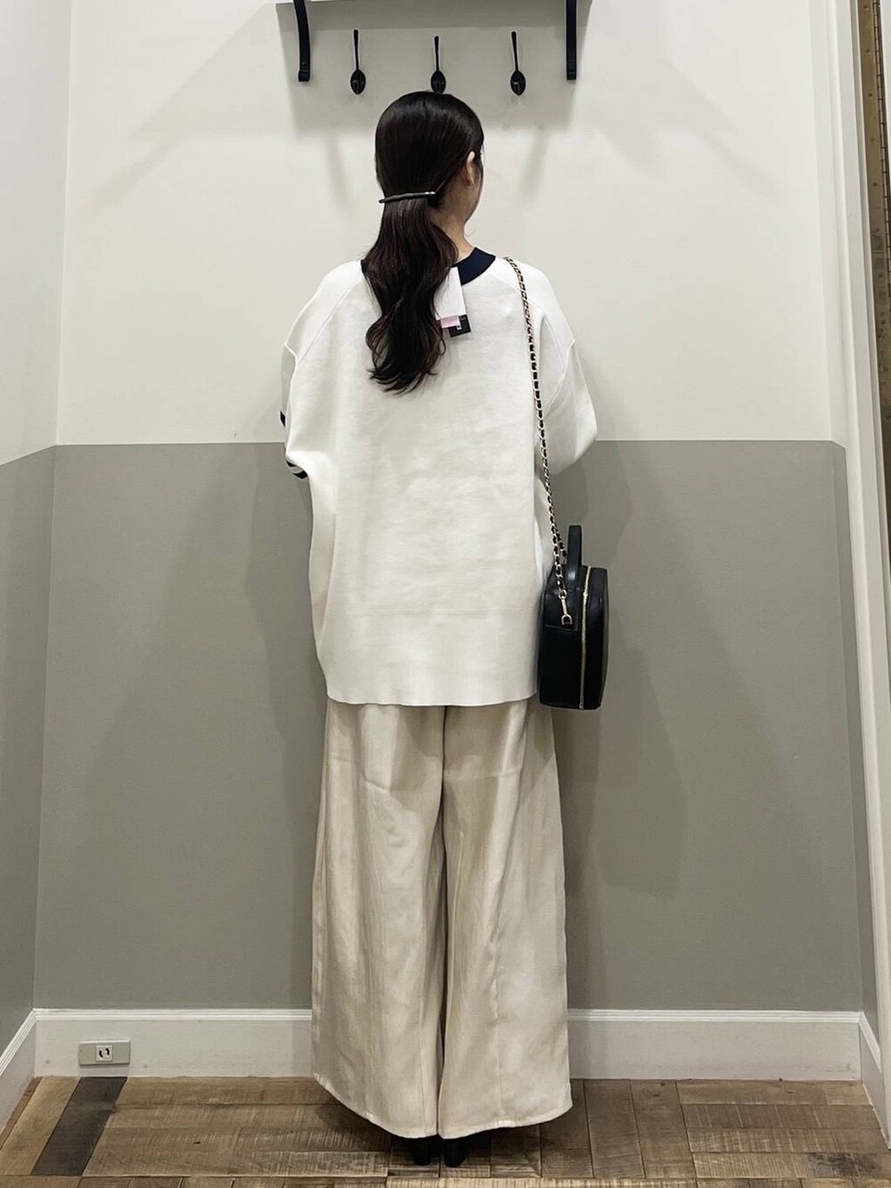 ブラック系のカーディガン/ボレロ、ホワイト系のその他パンツ、ブラック系のパンプスを着用したレディースの春コーディネートの6枚目の写真