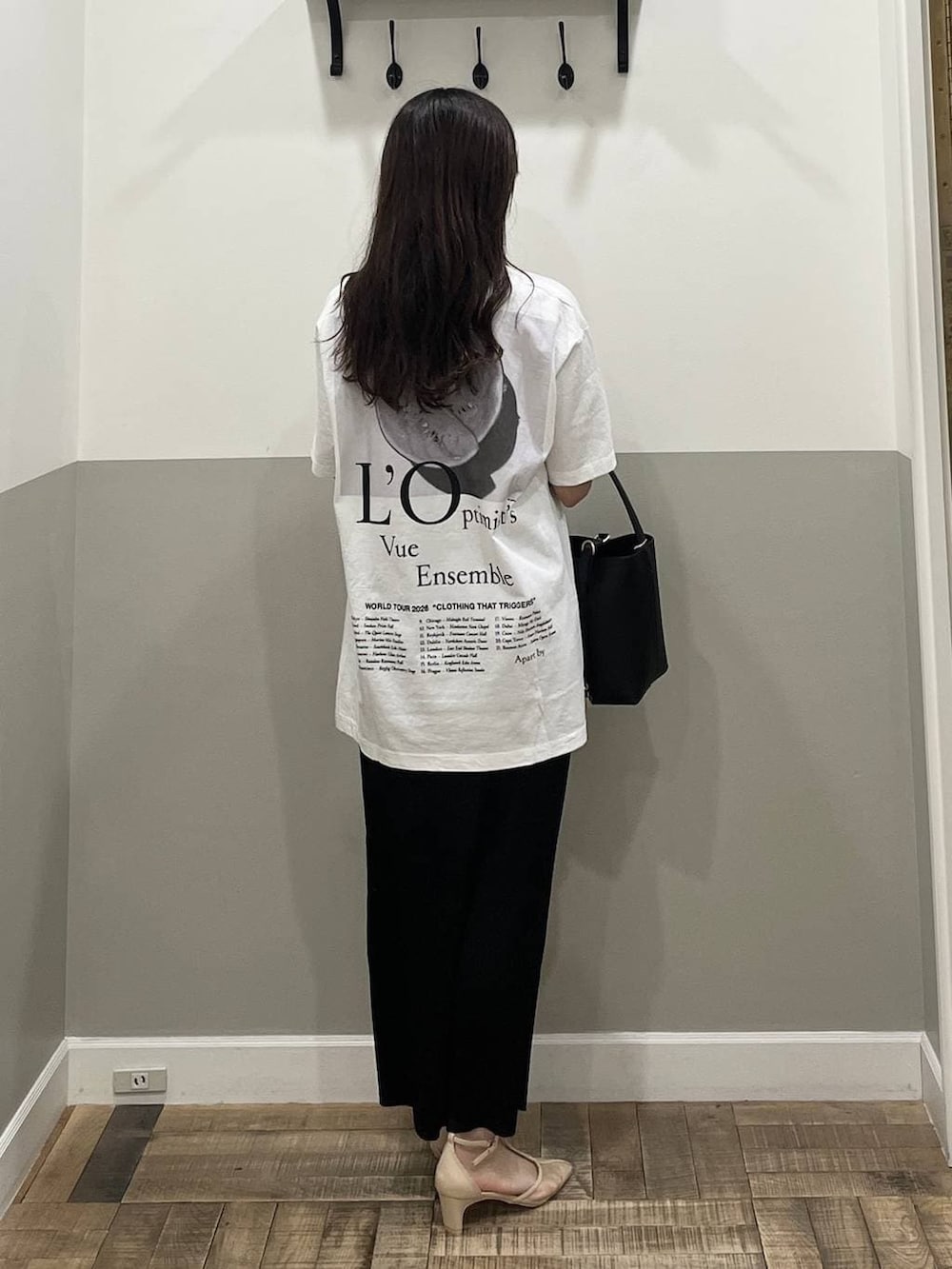 ブラック系のスカート、ブラック系のテーラードジャケット、ブラック系のショルダーバッグを着用したレディースの冬コーディネートの6枚目の写真