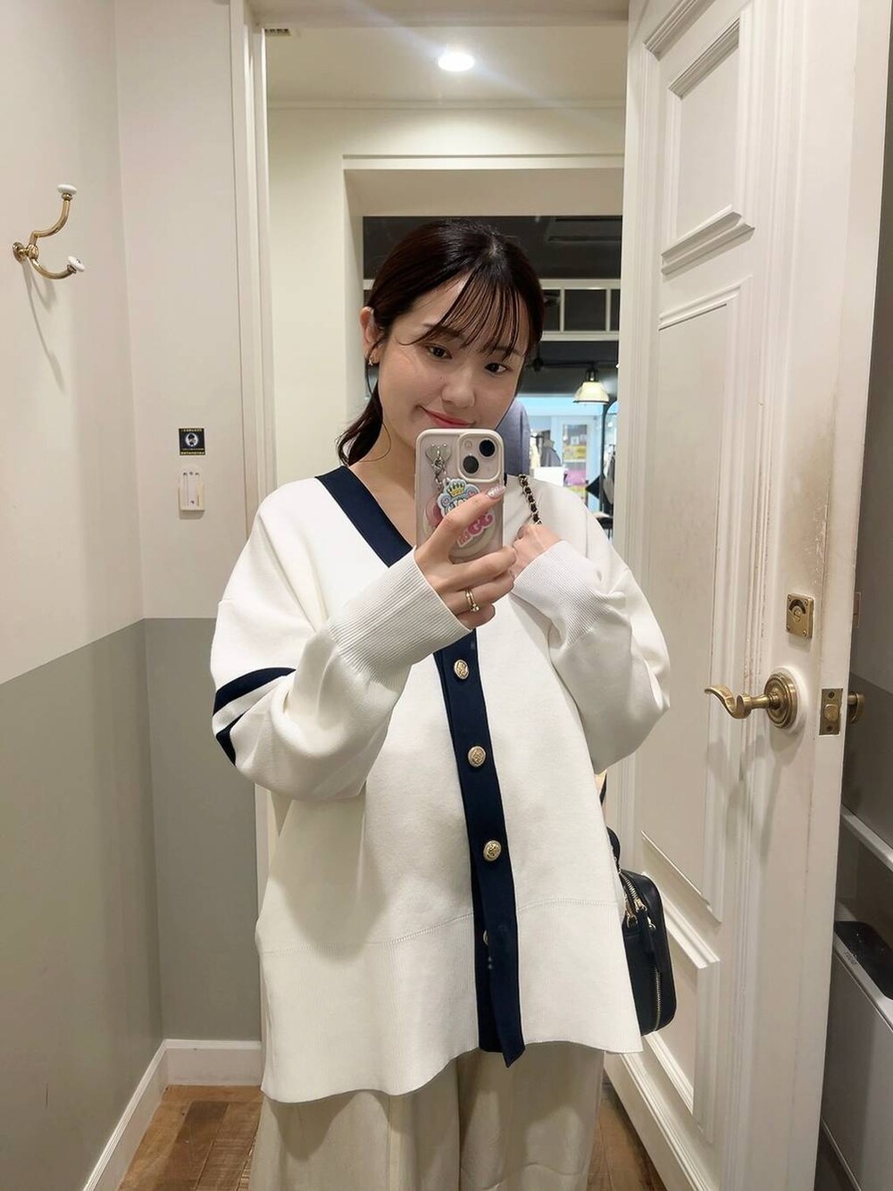 ブラック系のカーディガン/ボレロ、ホワイト系のその他パンツ、ブラック系のパンプスを着用したレディースの春コーディネートの3枚目の写真