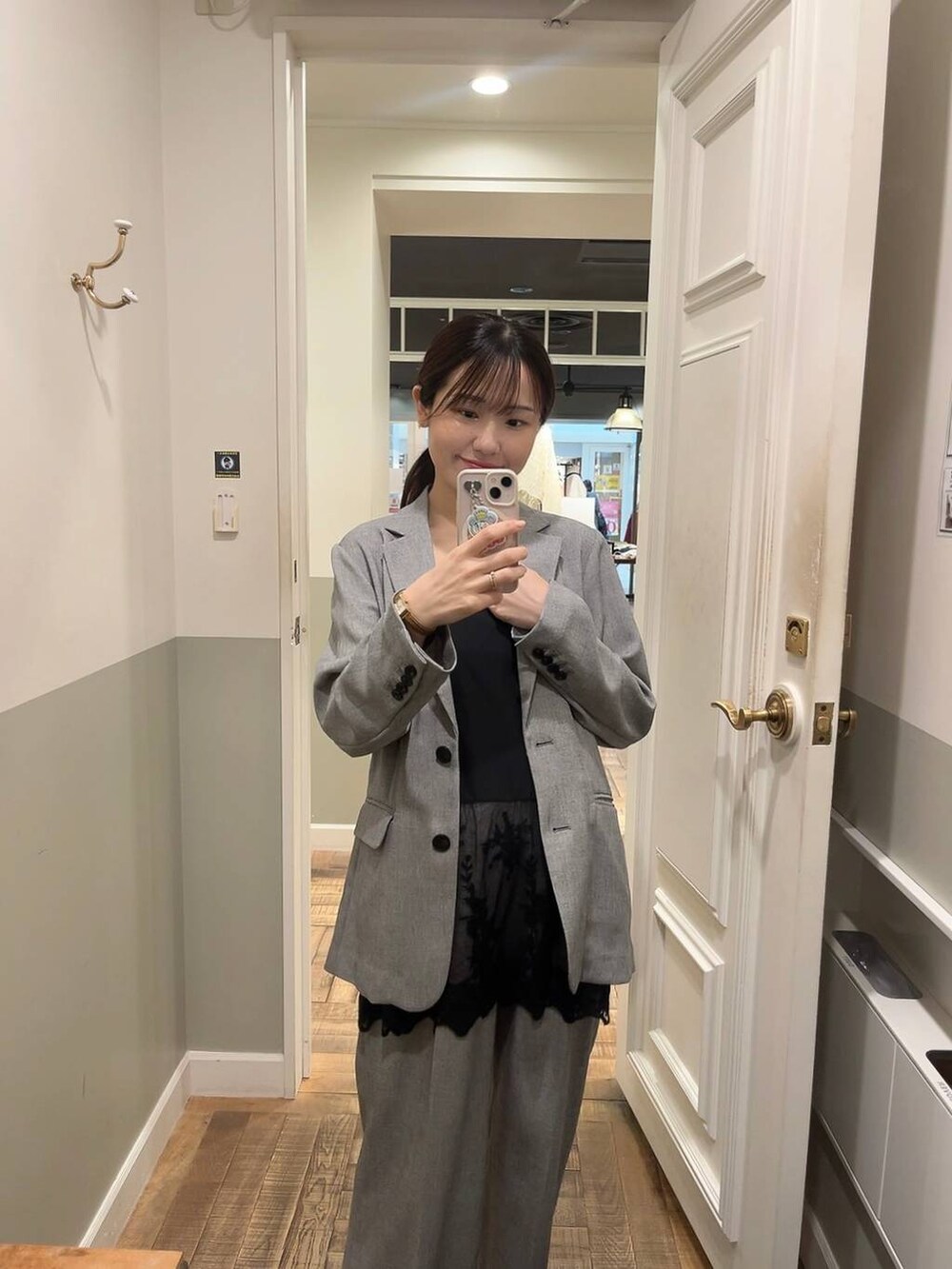 ブラック系のキャミソール、ブラック系のノーカラージャケット、ブラック系のその他パンツを着用したレディースの春コーディネートの4枚目の写真