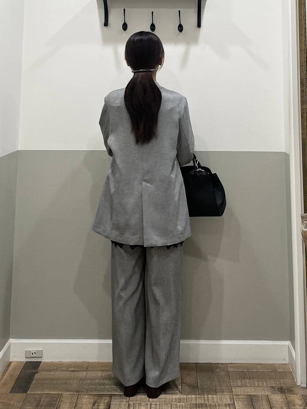 ブラック系のキャミソール、ブラック系のノーカラージャケット、ブラック系のその他パンツを着用したレディースの春コーディネートの8枚目の写真