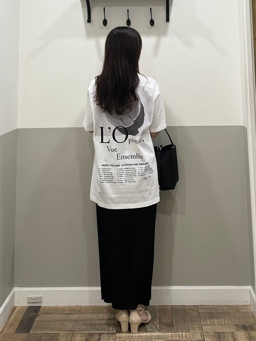 ブラック系のスカート、ブラック系のテーラードジャケット、ブラック系のショルダーバッグを着用したレディースの冬コーディネートの7枚目の写真