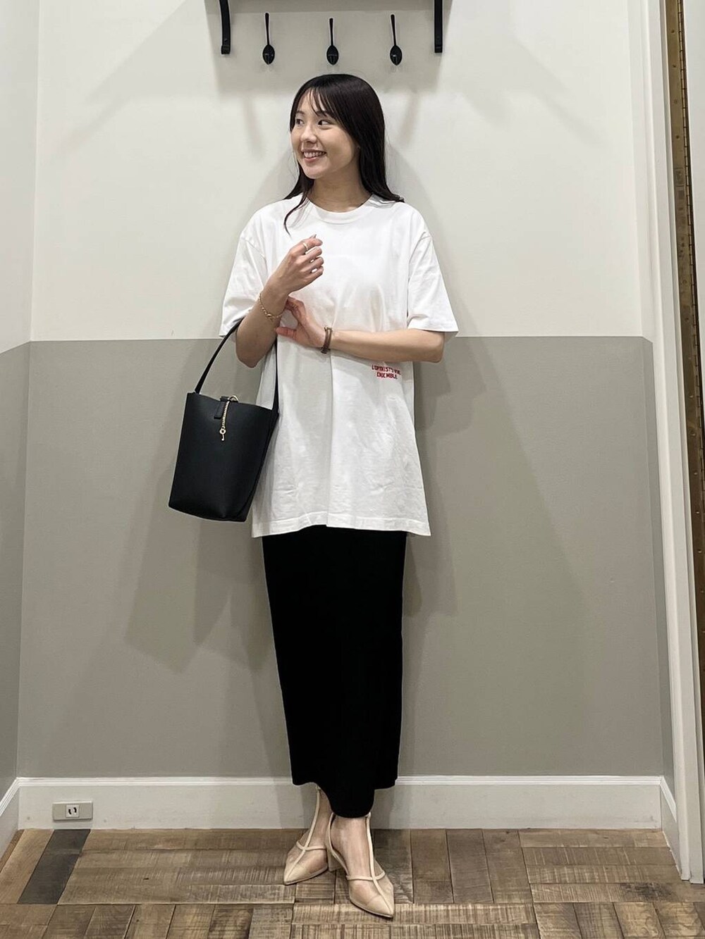 ブラック系のスカート、ブラック系のテーラードジャケット、ブラック系のショルダーバッグを着用したレディースの冬コーディネートの5枚目の写真