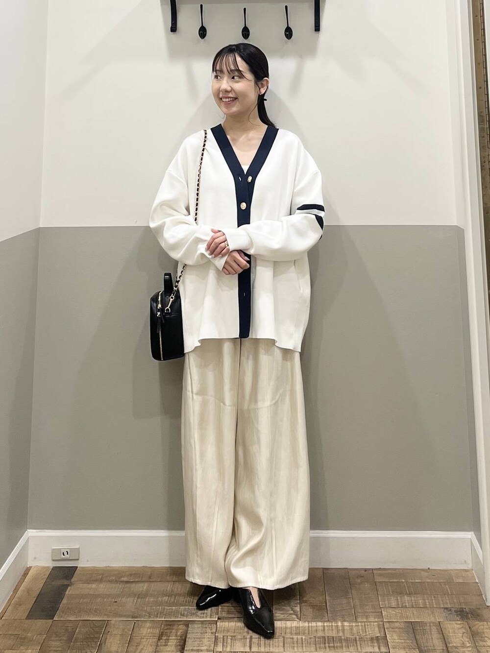 ブラック系のカーディガン/ボレロ、ホワイト系のその他パンツ、ブラック系のパンプスを着用したレディースの春コーディネートの4枚目の写真