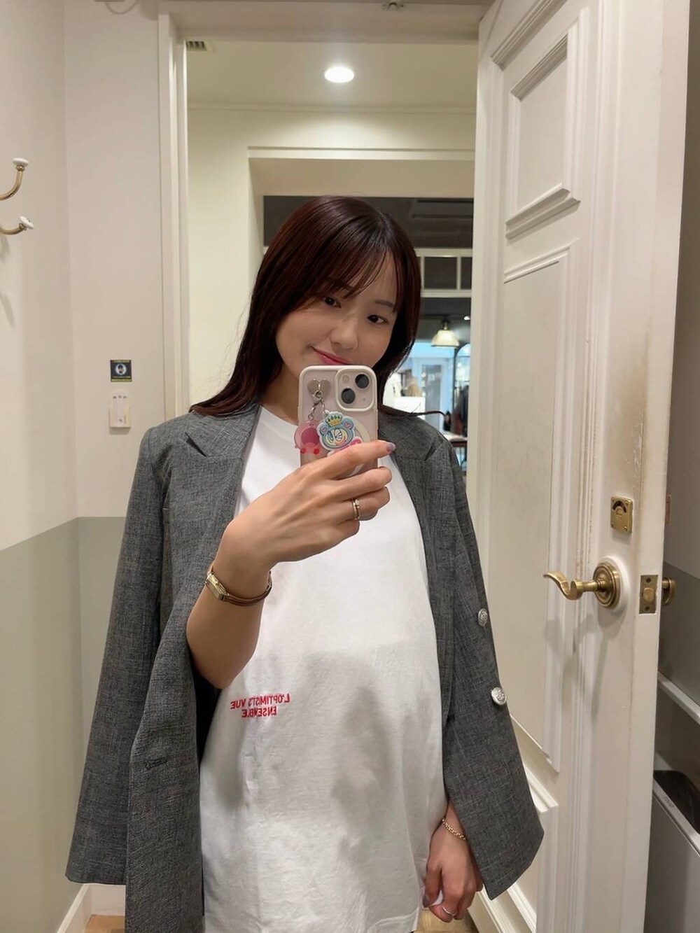 ブラック系のスカート、ブラック系のテーラードジャケット、ブラック系のショルダーバッグを着用したレディースの冬コーディネートの3枚目の写真