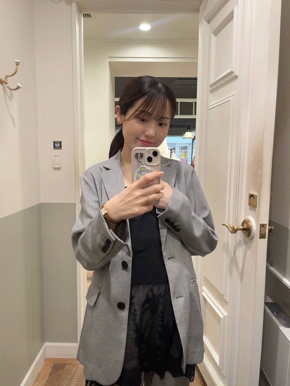 ブラック系のキャミソール、ブラック系のノーカラージャケット、ブラック系のその他パンツを着用したレディースの春コーディネートの2枚目の写真