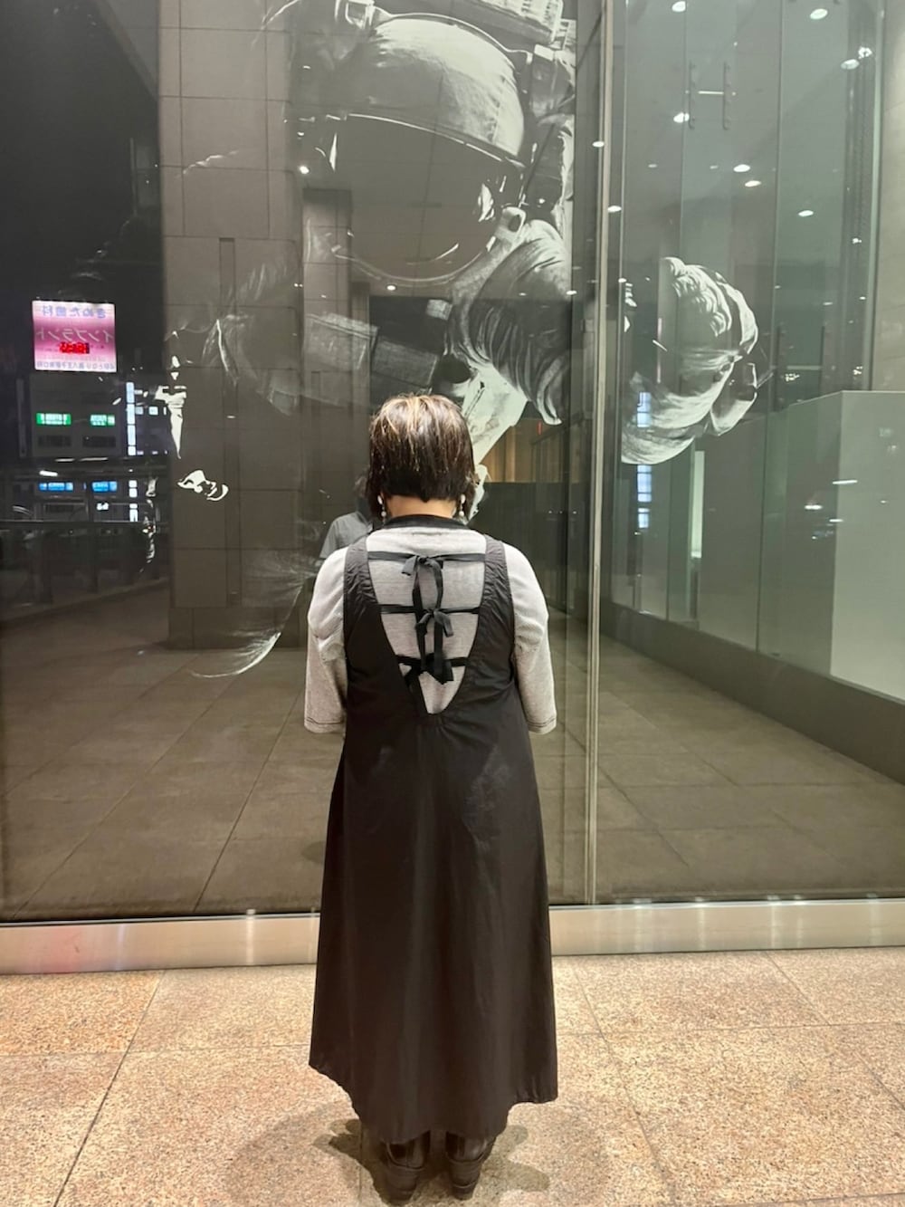 ブラック系のワンピース、その他のTシャツ/カットソー、ブルー系のスウェットパンツを着用したレディースの秋コーディネートの3枚目の写真