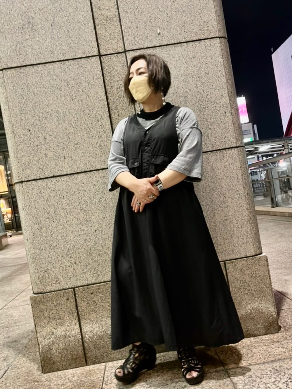 ブラック系のワンピース、その他のTシャツ/カットソー、ブルー系のスウェットパンツを着用したレディースの秋コーディネートの2枚目の写真