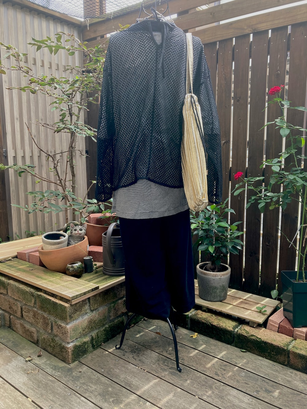 ブラック系のスニーカー、ブラック系のその他パンツ、ブラック系のTシャツ/カットソーを着用したレディースの秋コーディネートの3枚目の写真