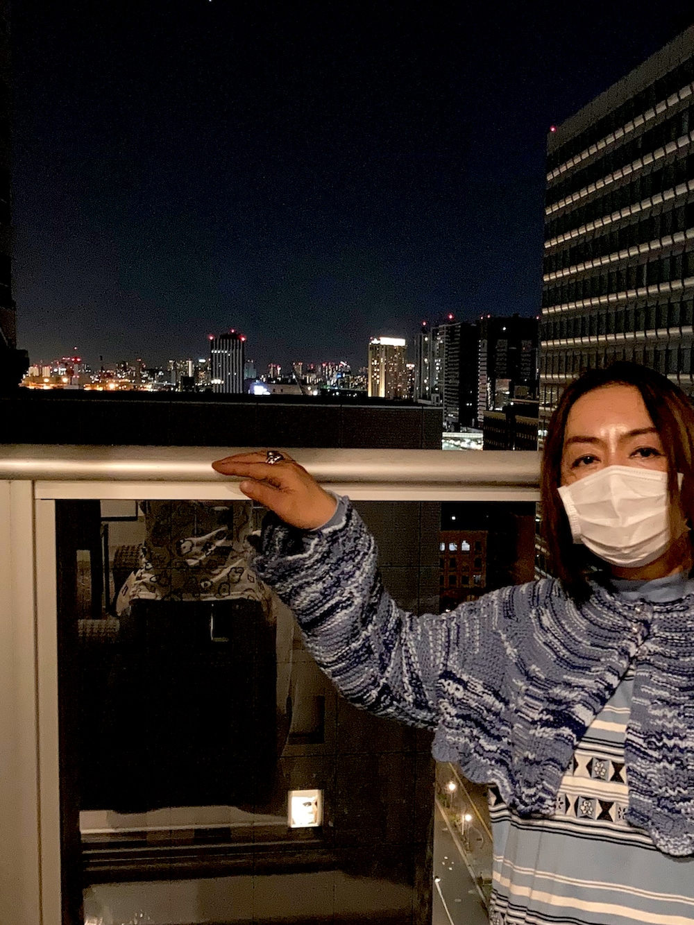 ブルー系のカーディガン/ボレロ、ブルー系のTシャツ/カットソー、ブルー系のマウンテンパーカーを着用したレディースの春コーディネートの2枚目の写真