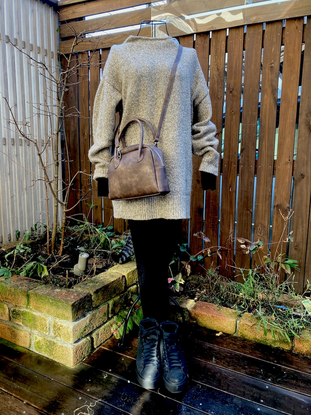 ベージュ系のブルゾン、グレー系のニット/セーター、ブラック系のニット/セーターを着用したレディースの冬コーディネートの3枚目の写真