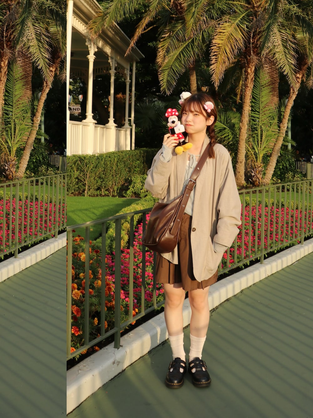 ブルー系のTシャツ/カットソー、ブラウン系のスカート、グレー系のノーカラージャケットを着用したレディースの秋コーディネートの2枚目の写真