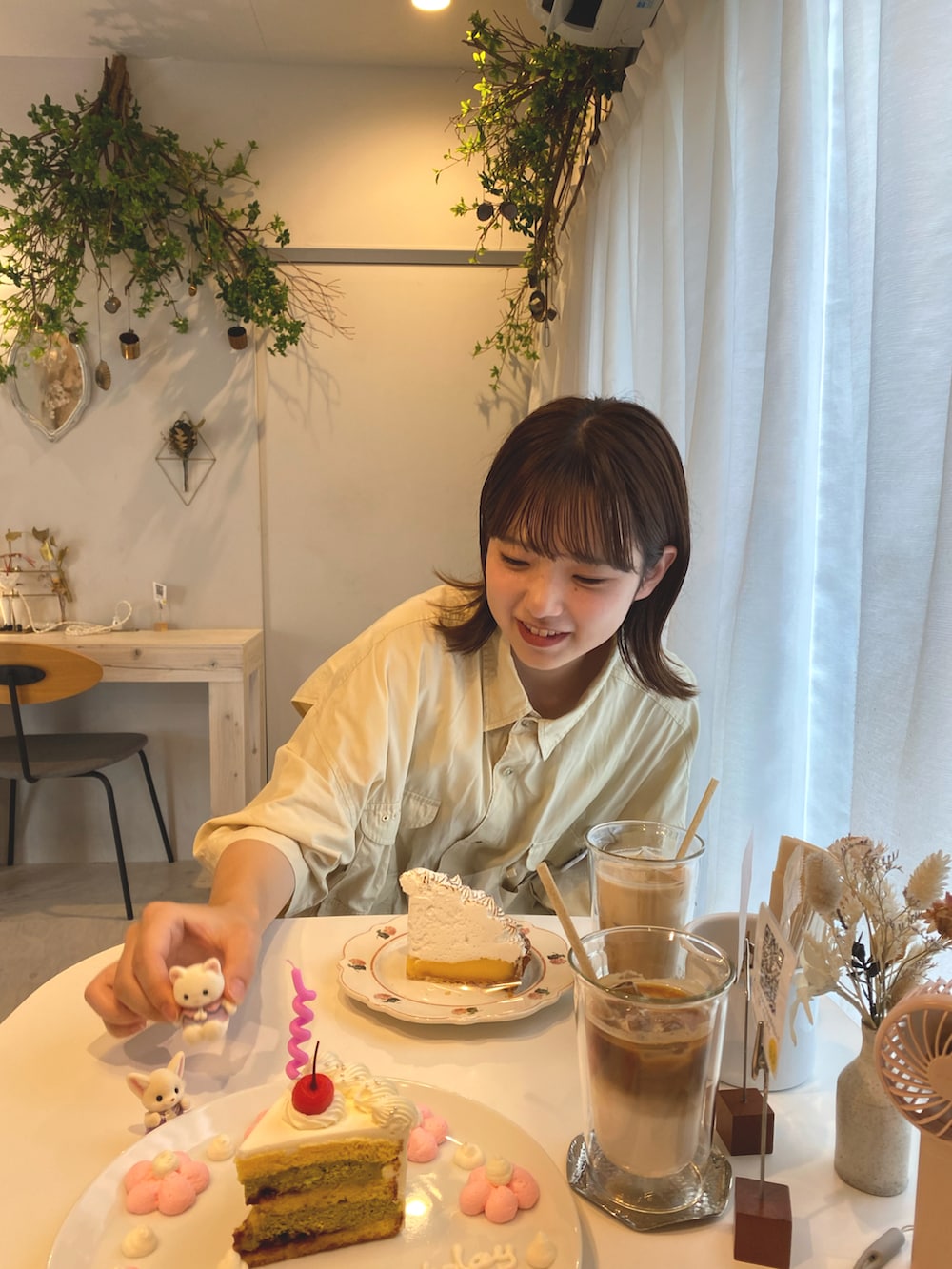 ホワイト系のスカート、ベージュ系のショルダーバッグ、イエロー系のシャツ/ブラウスを着用したレディースの夏コーディネートの2枚目の写真