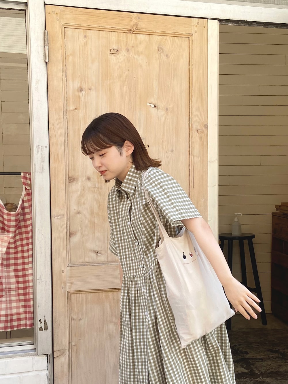 ブラック系のドレスシューズ、その他のトートバッグ、ホワイト系のスカートを着用したレディースの夏コーディネートの2枚目の写真