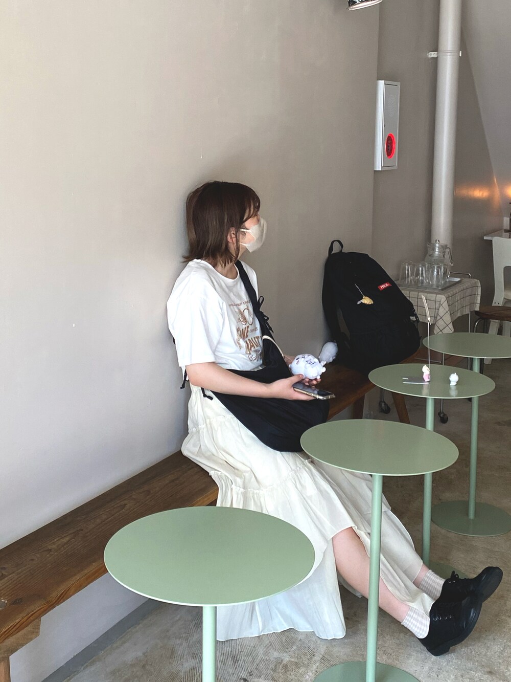 ホワイト系のTシャツ/カットソー、グレー系のスカートを着用したレディースの秋コーディネートの2枚目の写真