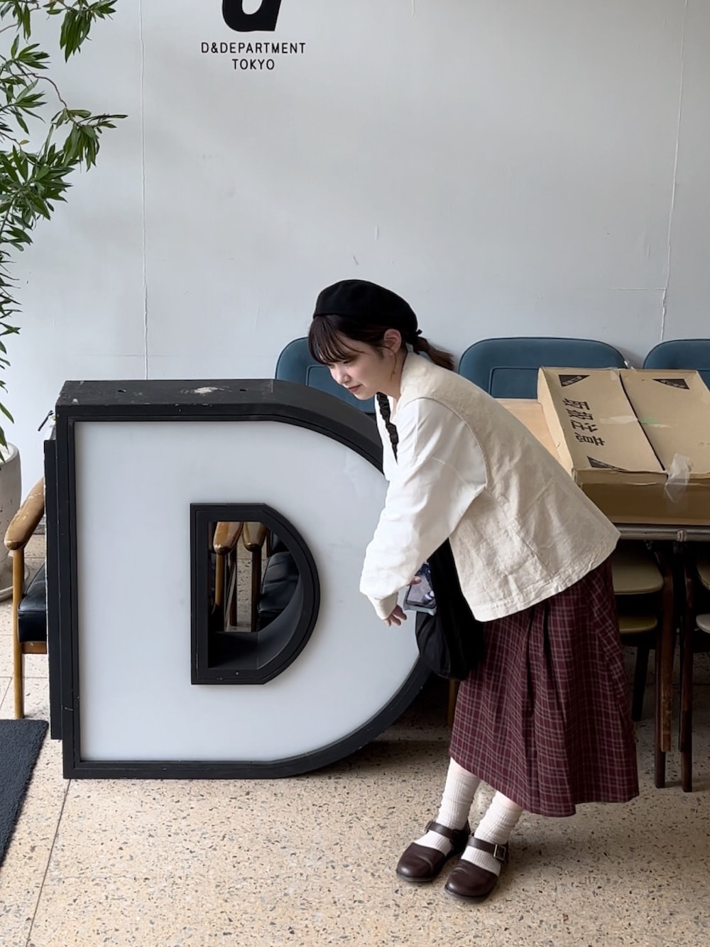 ホワイト系のベスト、その他のTシャツ/カットソー、レッド系のスカートを着用したレディースの秋コーディネートの2枚目の写真