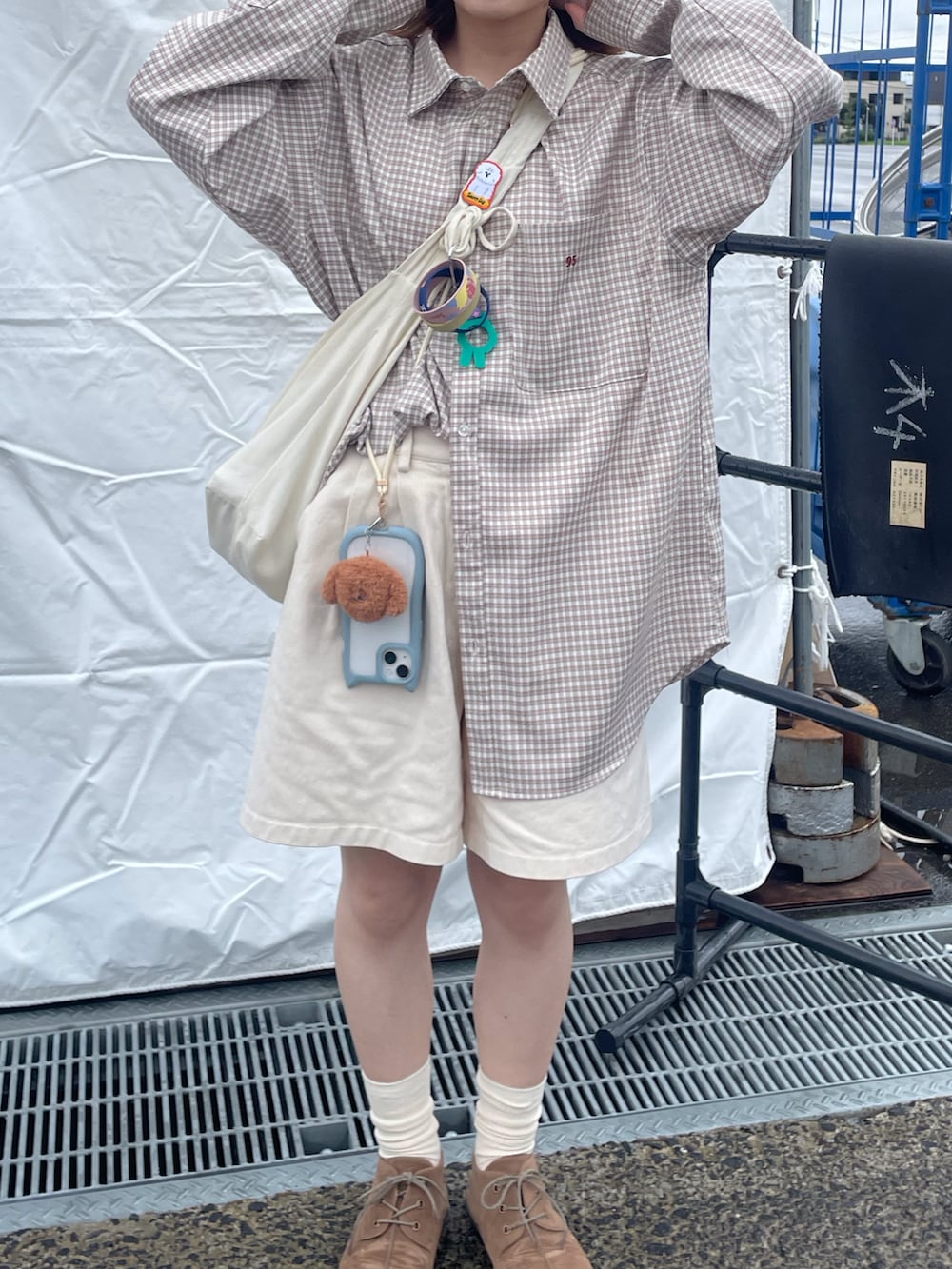 ベージュ系のシャツ/ブラウス、ベージュ系のドレスシューズ、ベージュ系のパンツを着用したレディースの秋コーディネートの2枚目の写真