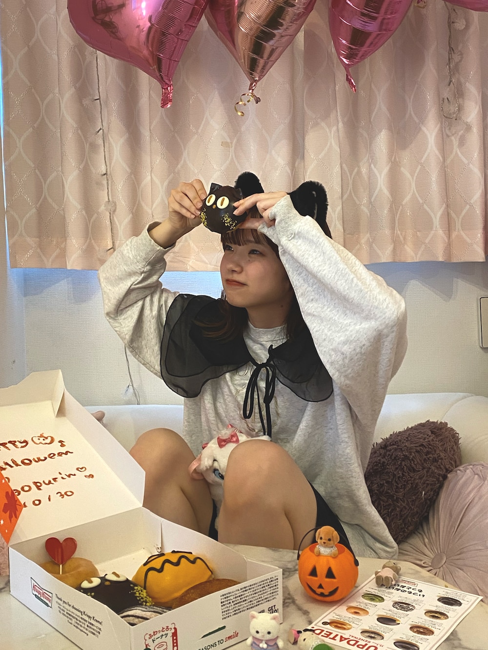 ブラック系のその他パンツ、グレー系のスウェットを着用したレディースの秋コーディネートの2枚目の写真