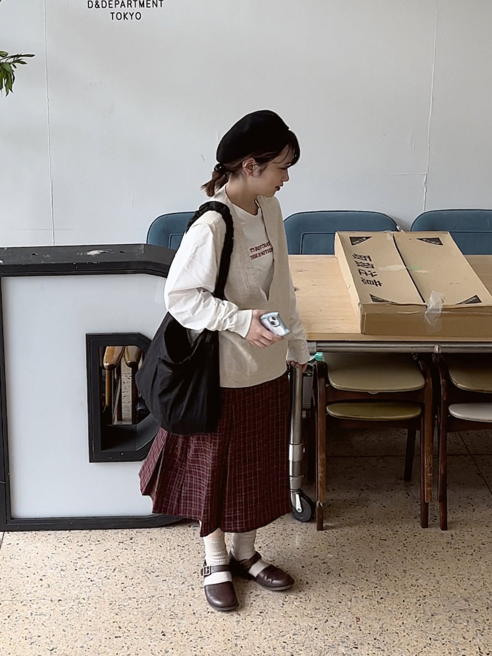 ホワイト系のベスト、その他のTシャツ/カットソー、レッド系のスカートを着用したレディースの秋コーディネートの3枚目の写真