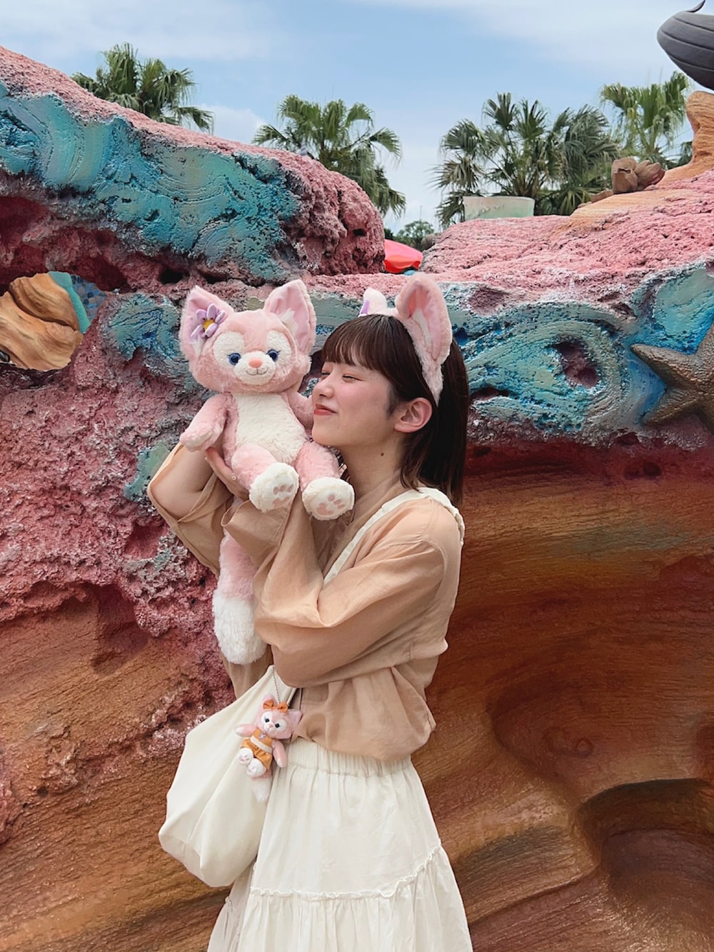 ブラック系のドレスシューズ、グレー系のスカート、オレンジ系のシャツ/ブラウスを着用したレディースの夏コーディネートの2枚目の写真