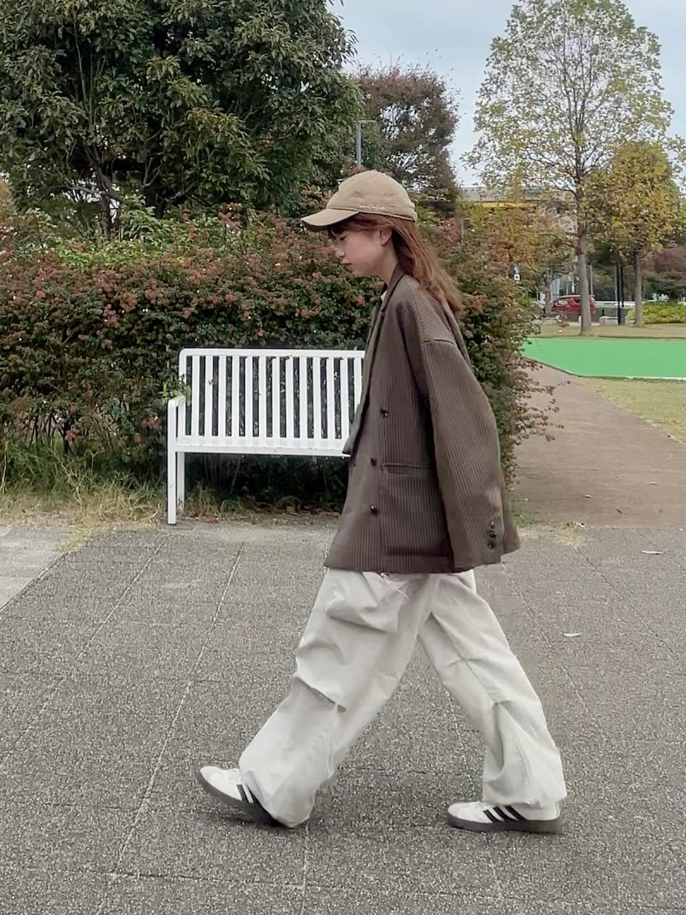 その他のテーラードジャケット、ベージュ系のカーゴパンツ、ホワイト系のシューズを着用したレディースの秋コーディネートの2枚目の写真