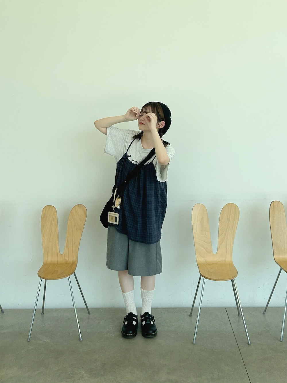 グレー系のその他パンツ、ブルー系のシャツ/ブラウス、グレー系のTシャツ/カットソーを着用したレディースの夏コーディネートの3枚目の写真