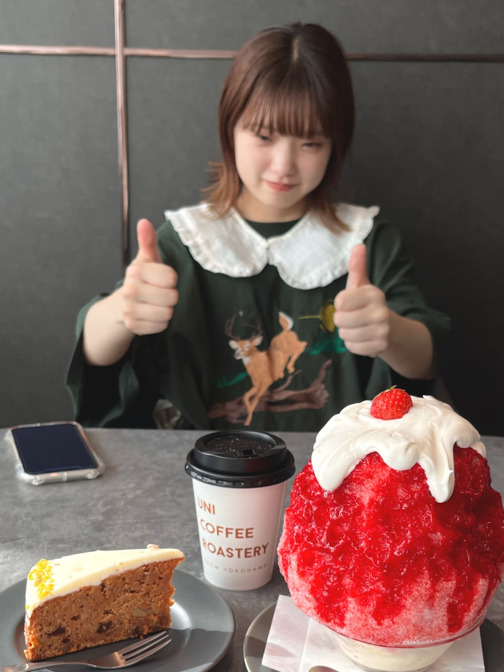 ベージュ系のカーゴパンツ、ホワイト系のシャツ/ブラウス、グリーン系のTシャツ/カットソーを着用したレディースの夏コーディネートの2枚目の写真