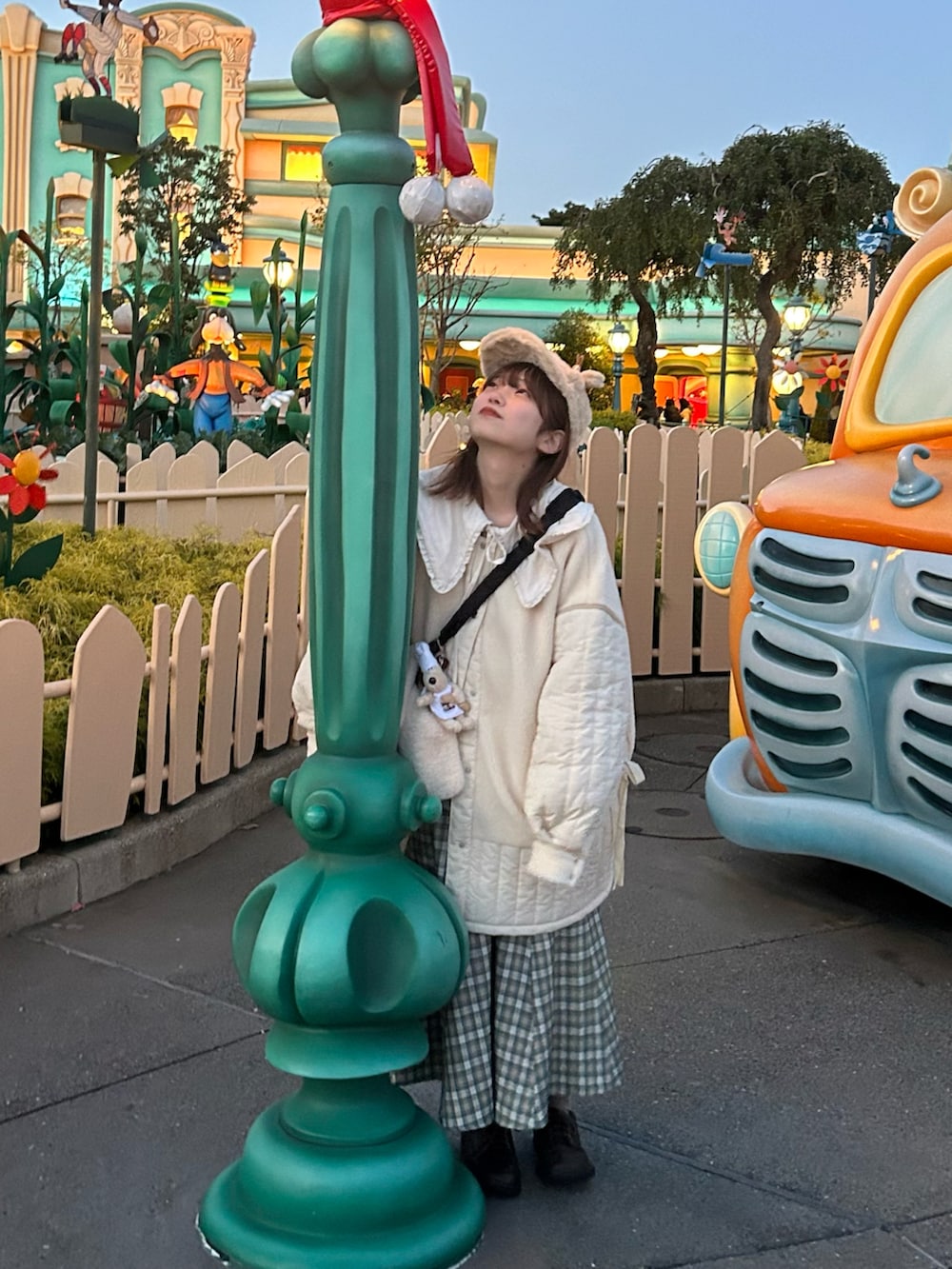 ホワイト系のその他アウター、ブラック系のショルダーバッグ、グリーン系のスカートを着用したレディースの冬コーディネートの2枚目の写真