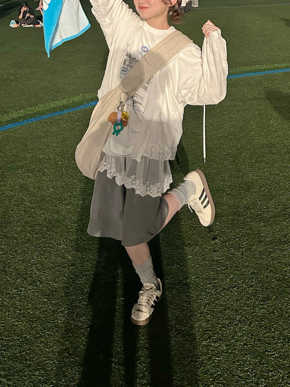 グレー系のその他パンツ、ホワイト系のTシャツ/カットソー、ホワイト系のTシャツ/カットソーを着用したレディースの春コーディネートの2枚目の写真
