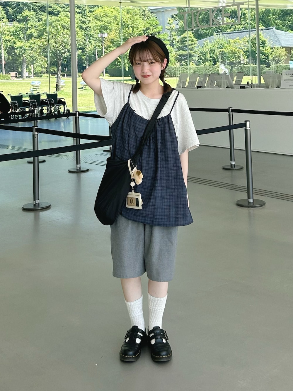 グレー系のその他パンツ、ブルー系のシャツ/ブラウス、グレー系のTシャツ/カットソーを着用したレディースの夏コーディネートの2枚目の写真