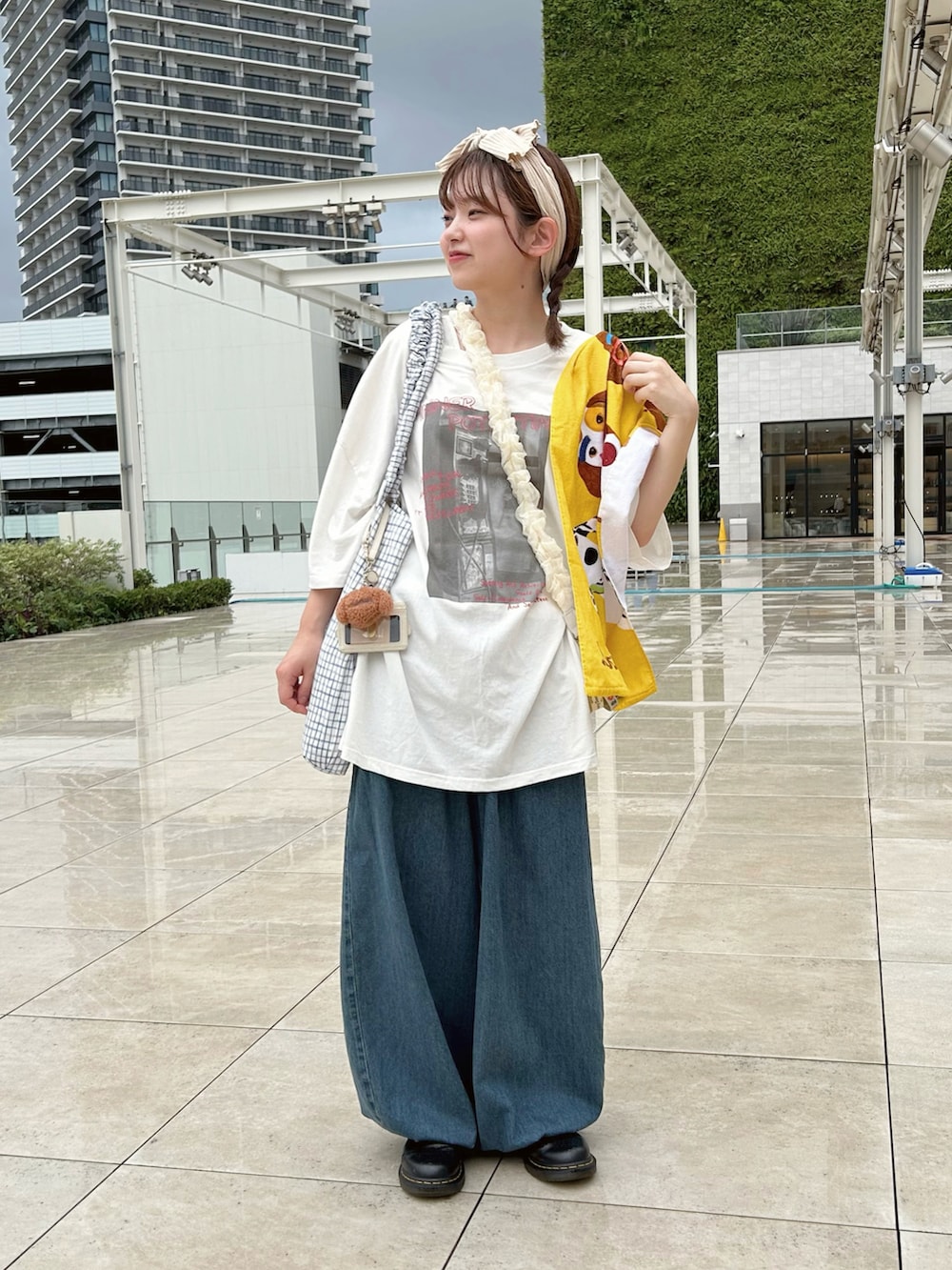 ホワイト系のTシャツ/カットソー、ブルー系のその他パンツ、ホワイト系のトートバッグを着用したレディースの夏コーディネートの2枚目の写真