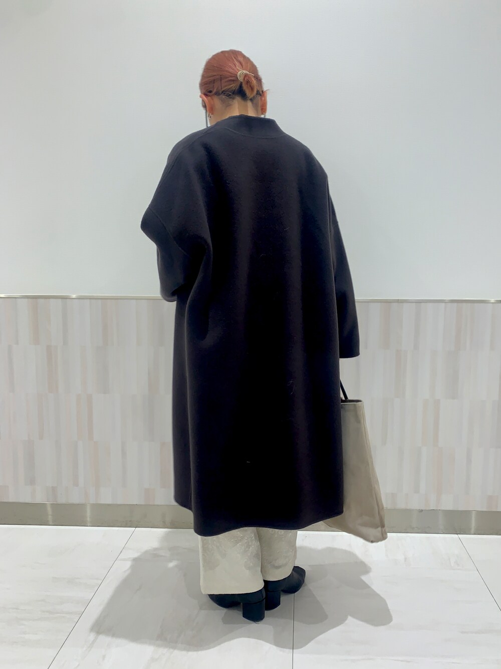 ブラック系のニット/セーター、ブラウン系のジャケット/アウター、ホワイト系のその他パンツを着用したレディースの冬コーディネートの2枚目の写真