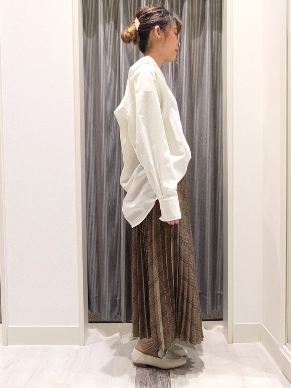 ホワイト系のドレスシューズ、ブラウン系のスカート、ホワイト系のシャツ/ブラウスを着用したレディースの秋コーディネートの3枚目の写真