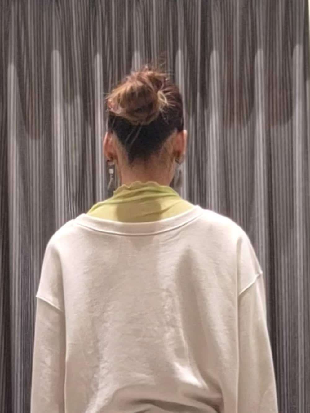 ブラック系のデニムパンツ、ブラック系のドレスシューズ、イエロー系のハンドバッグを着用したレディースの秋コーディネートの4枚目の写真