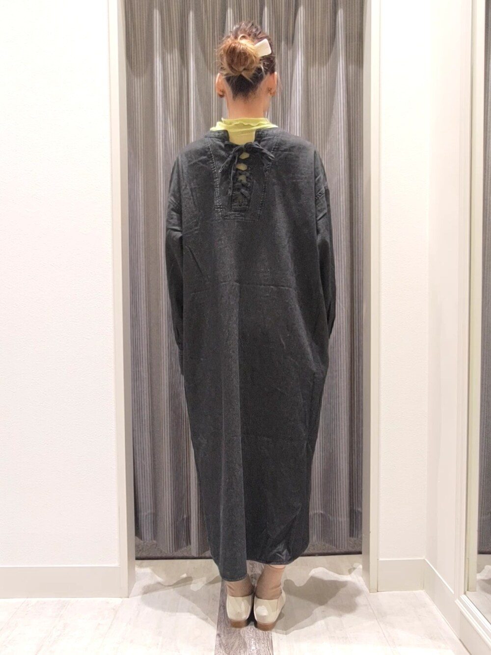 ホワイト系のドレスシューズ、ブラック系のワンピース、ホワイト系のハンドバッグを着用したレディースの秋コーディネートの3枚目の写真