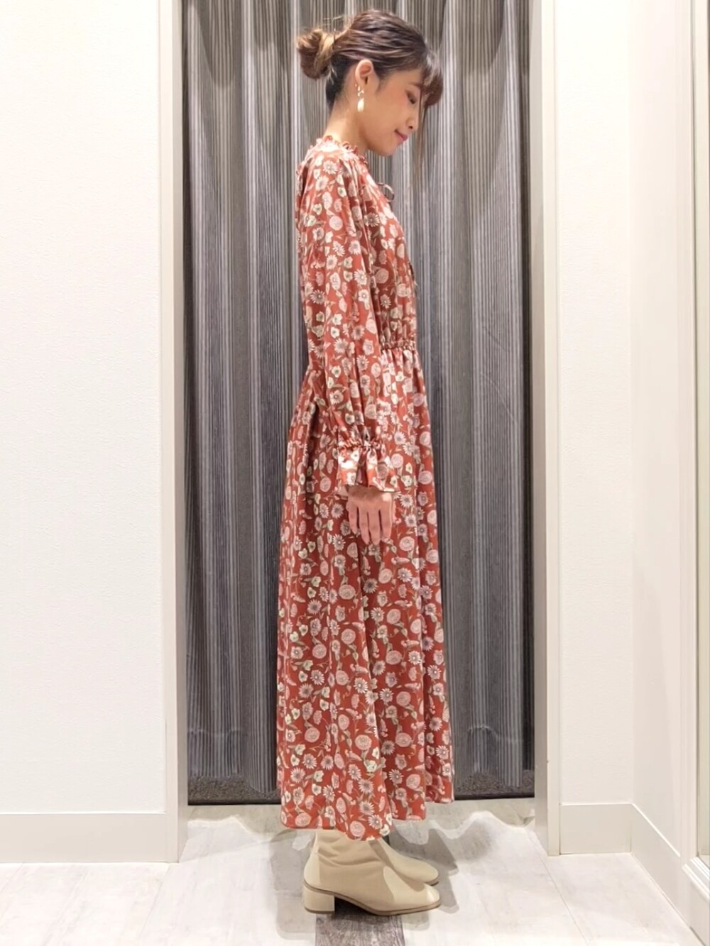 レッド系のワンピース、ホワイト系のブーツ、その他のその他を着用したレディースの秋コーディネートの2枚目の写真