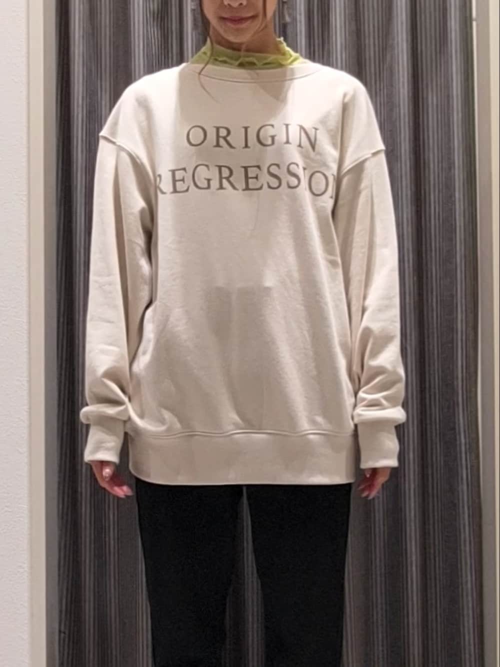 ブラック系のデニムパンツ、ブラック系のドレスシューズ、イエロー系のハンドバッグを着用したレディースの秋コーディネートの3枚目の写真