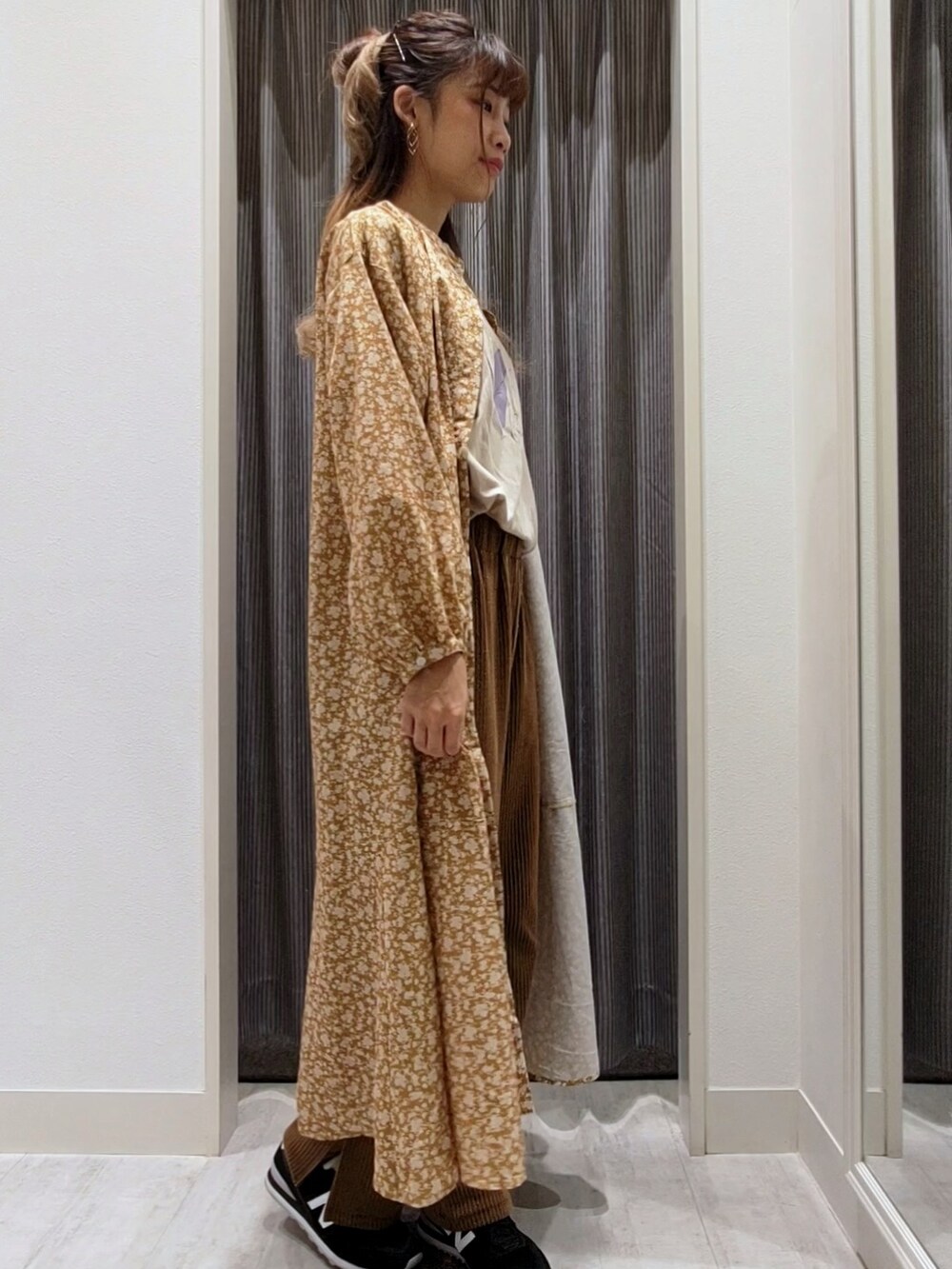 ブラウン系のその他パンツ、イエロー系のワンピース、ベージュ系のTシャツ/カットソーを着用したレディースの夏コーディネートの3枚目の写真