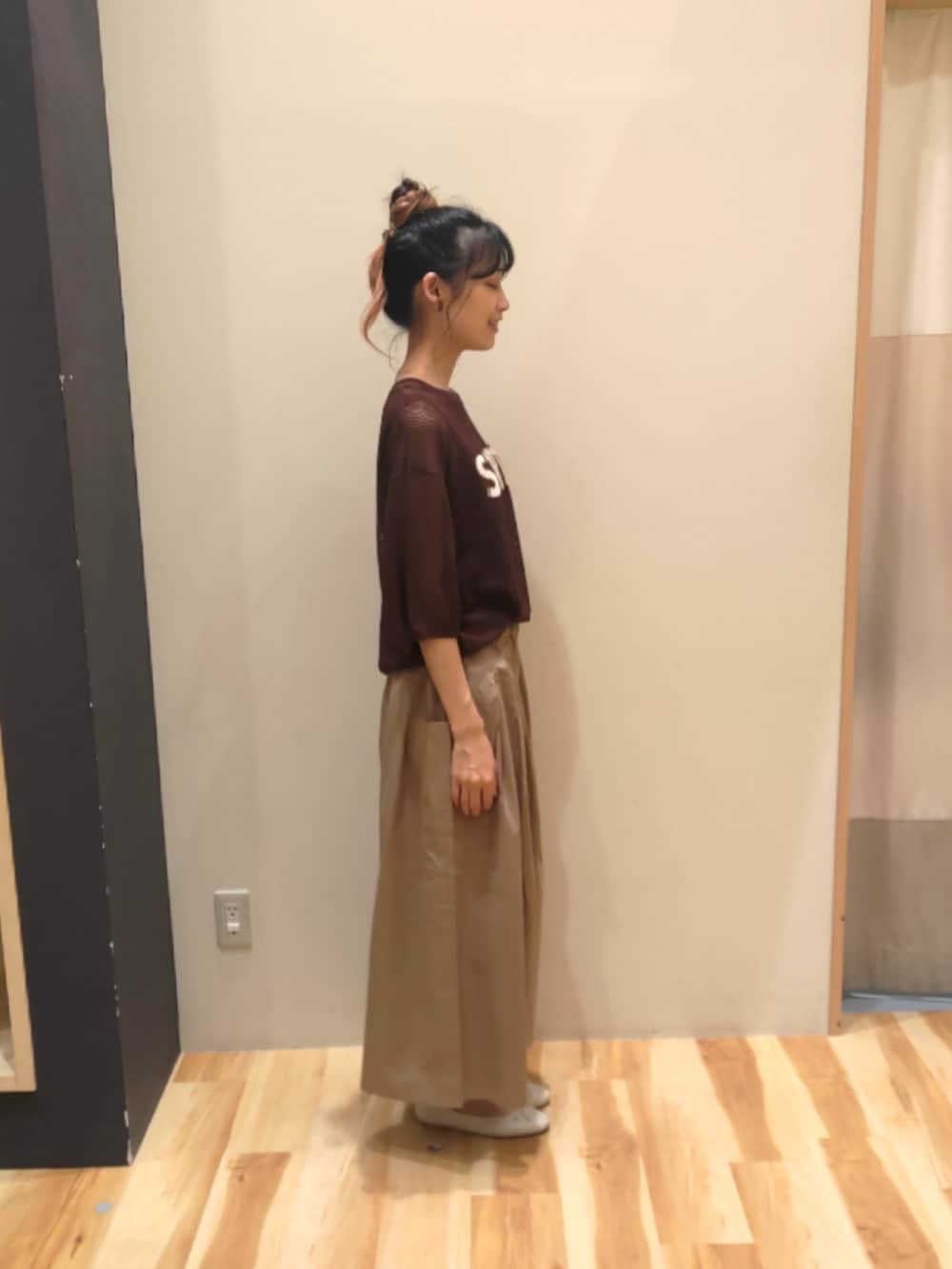 ブラウン系のニット/セーター、ベージュ系のその他パンツを着用したレディースの秋コーディネートの2枚目の写真