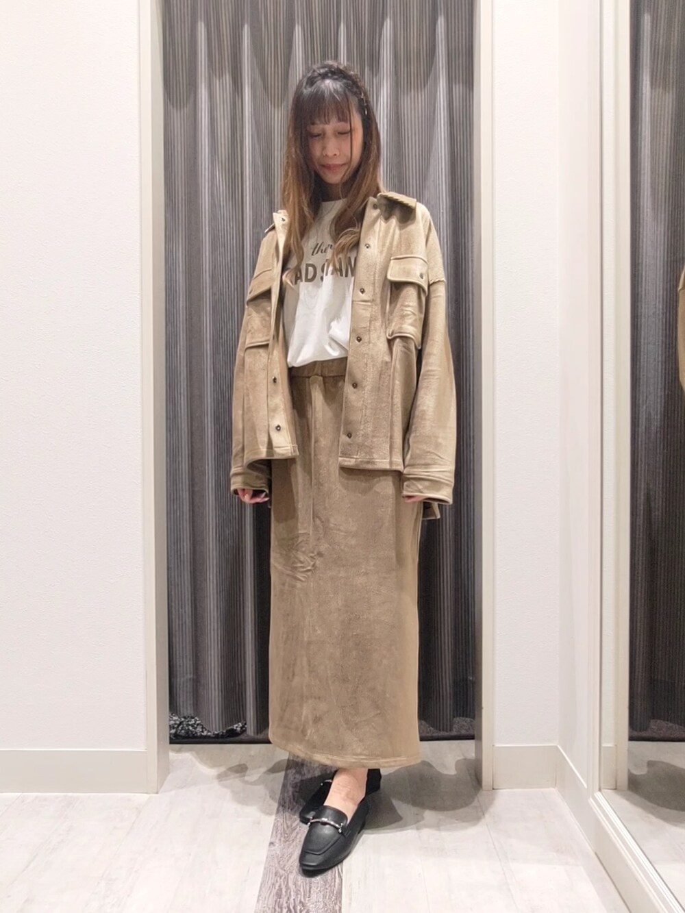 ホワイト系のTシャツ/カットソー、ホワイト系のスカート、ブラック系のドレスシューズを着用したレディースの秋コーディネートの4枚目の写真