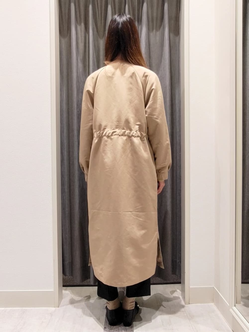 ベージュ系のその他アウター、イエロー系のニット/セーター、ブラック系のドレスシューズを着用したレディースの秋コーディネートの3枚目の写真