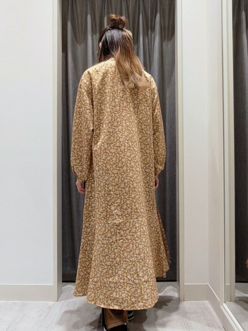 ブラウン系のその他パンツ、イエロー系のワンピース、ベージュ系のTシャツ/カットソーを着用したレディースの夏コーディネートの4枚目の写真