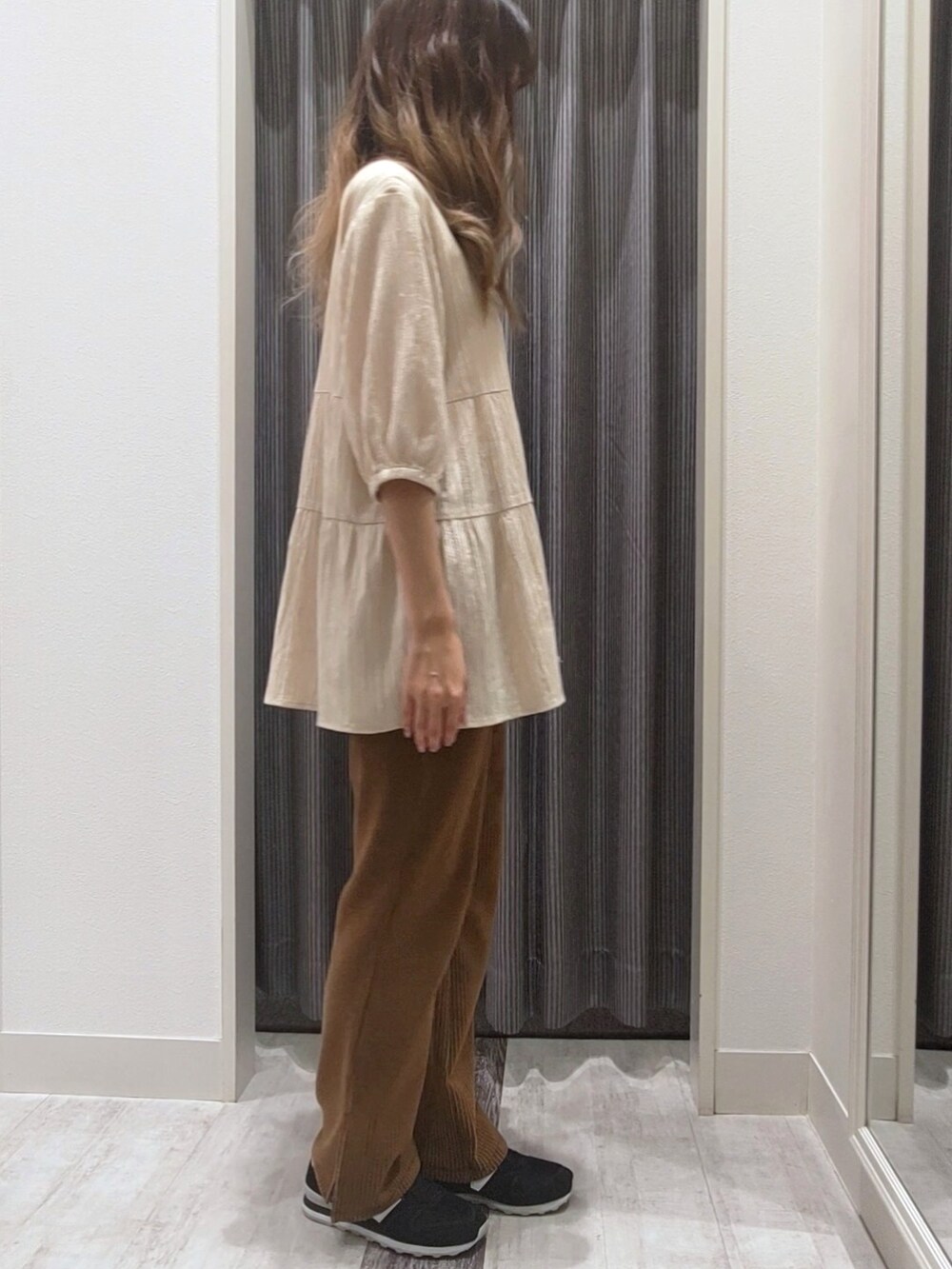 ブラウン系のその他パンツ、ホワイト系のシャツ/ブラウスを着用したレディースの秋コーディネートの4枚目の写真