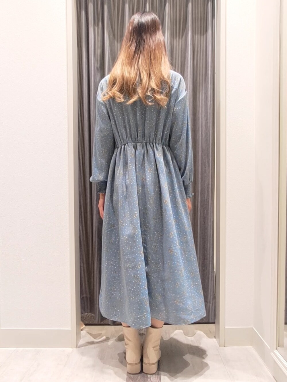 ホワイト系のブーツ、グリーン系のワンピース、その他のその他を着用したレディースの秋コーディネートの3枚目の写真